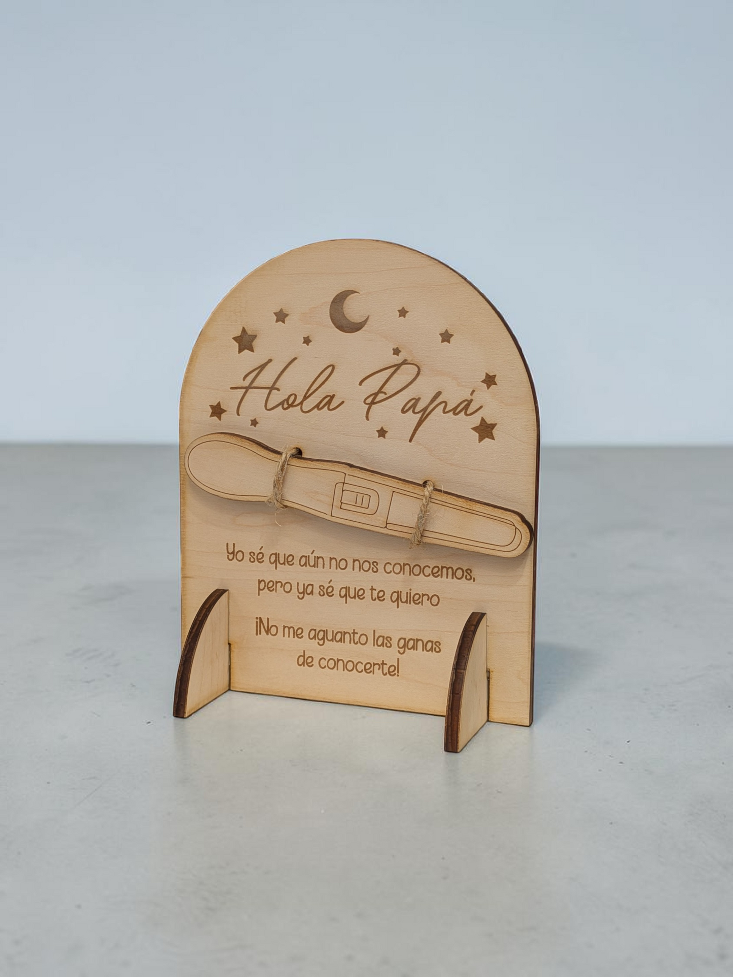 Wooden Pregnancy Announcement Keepsake | "Hi Daddy" & "Hola Papá" Engraved Sign | Surprise Baby Reveal Gift for New Dad & Grandparents | Rustic Pregnancy Test Holder